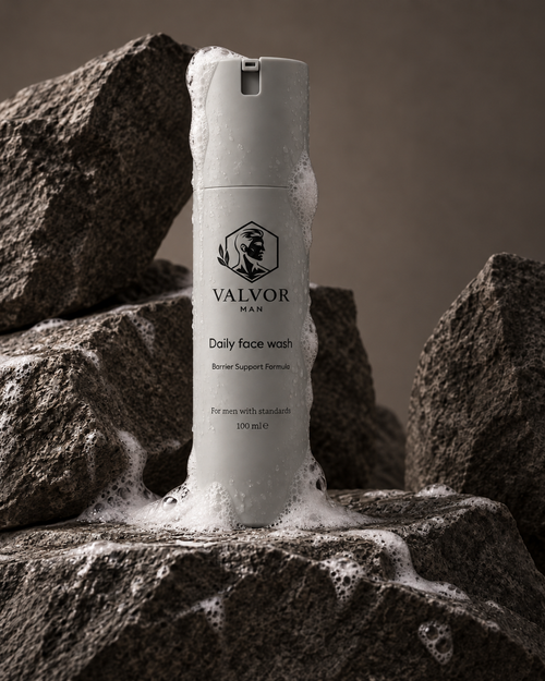 Daily Face Wash op donkere steen, met schuim